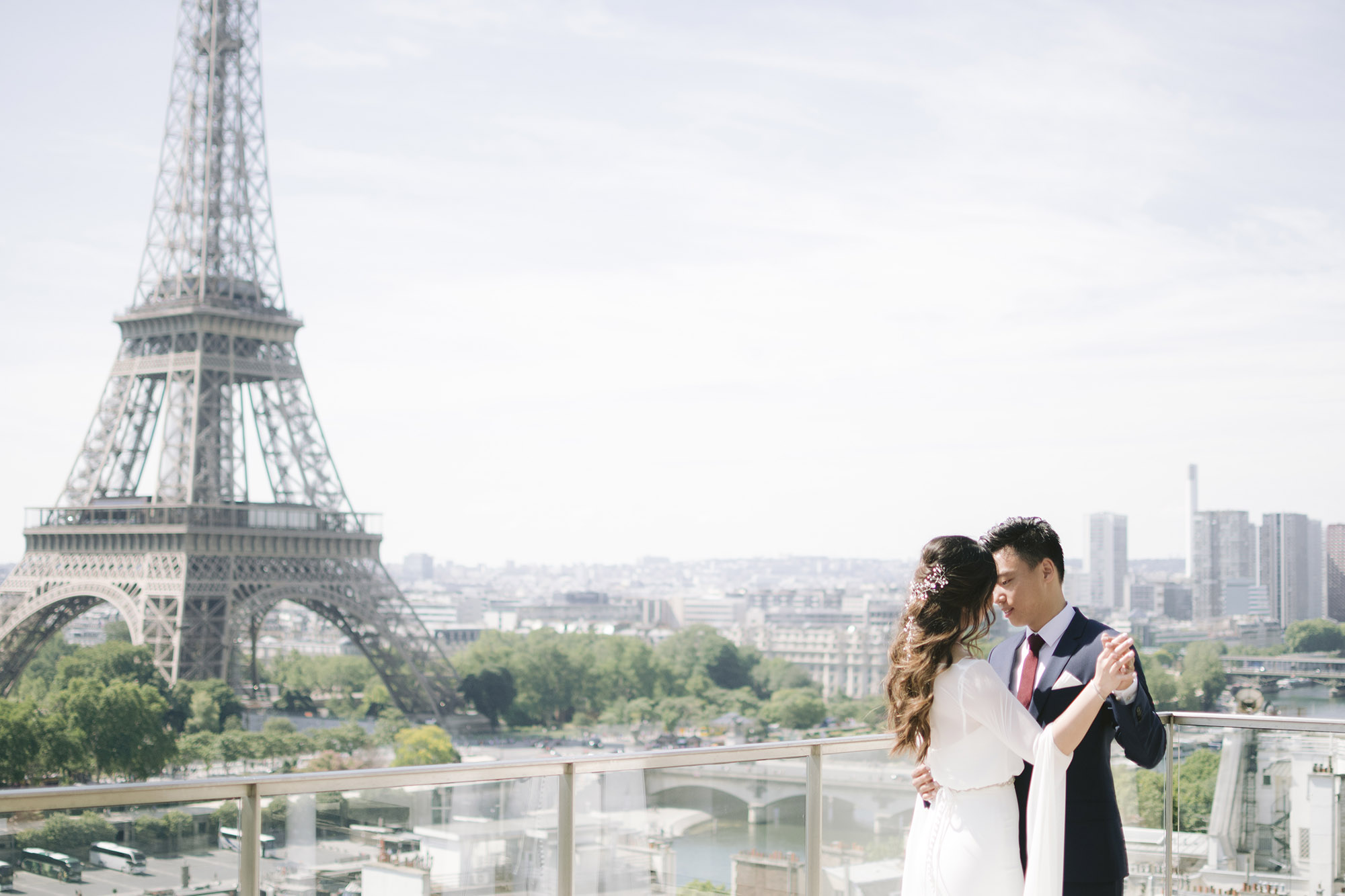 des mariés s embrasse sur une terssae avec vue sur la tour diffel